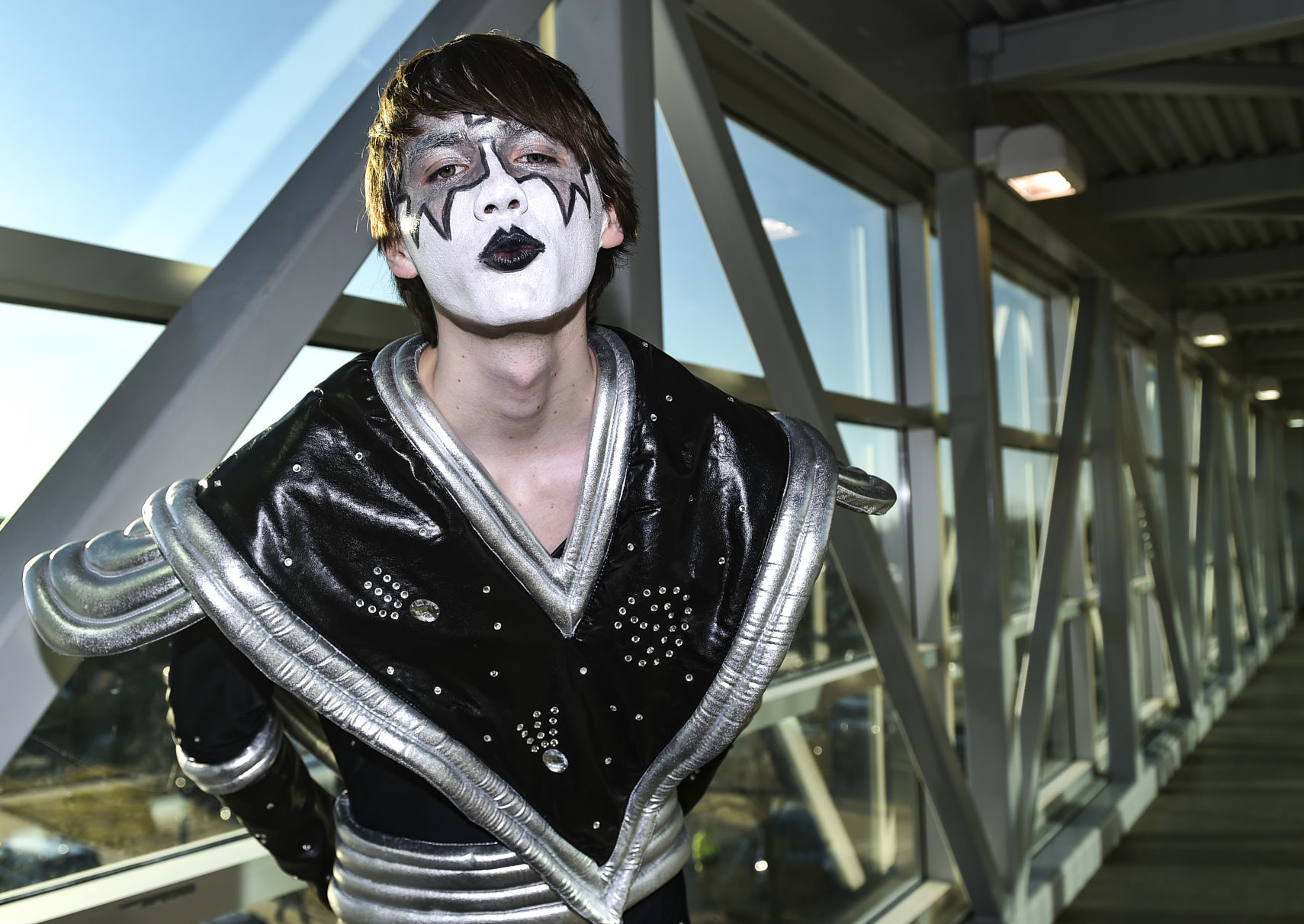 031119-mda-nws-kissfans-3.jpg